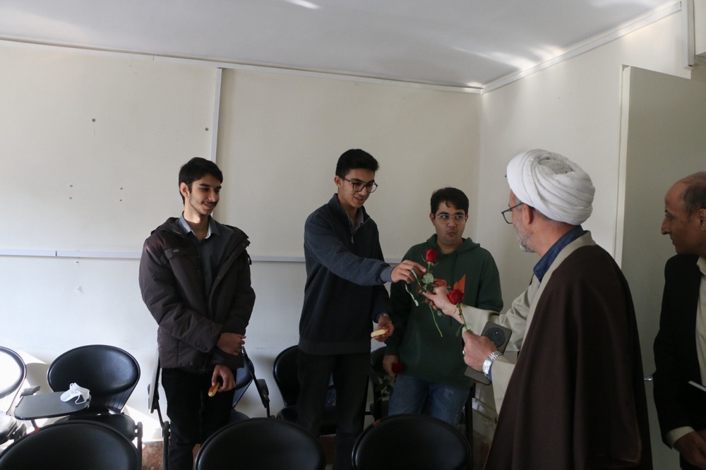 حضور صمیمانه مسئولان دانشکده در کلاس‌ها به مناسبت روز دانشجو